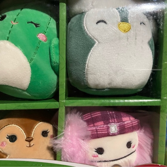 Squishmallows Limited Edition Christmas 2024 Set of Eight Ornaments - Picture 6 of 7